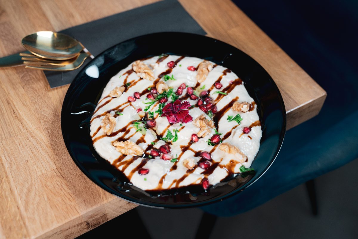 Mutabal, romige auberginedip met walnoten en granaatappel