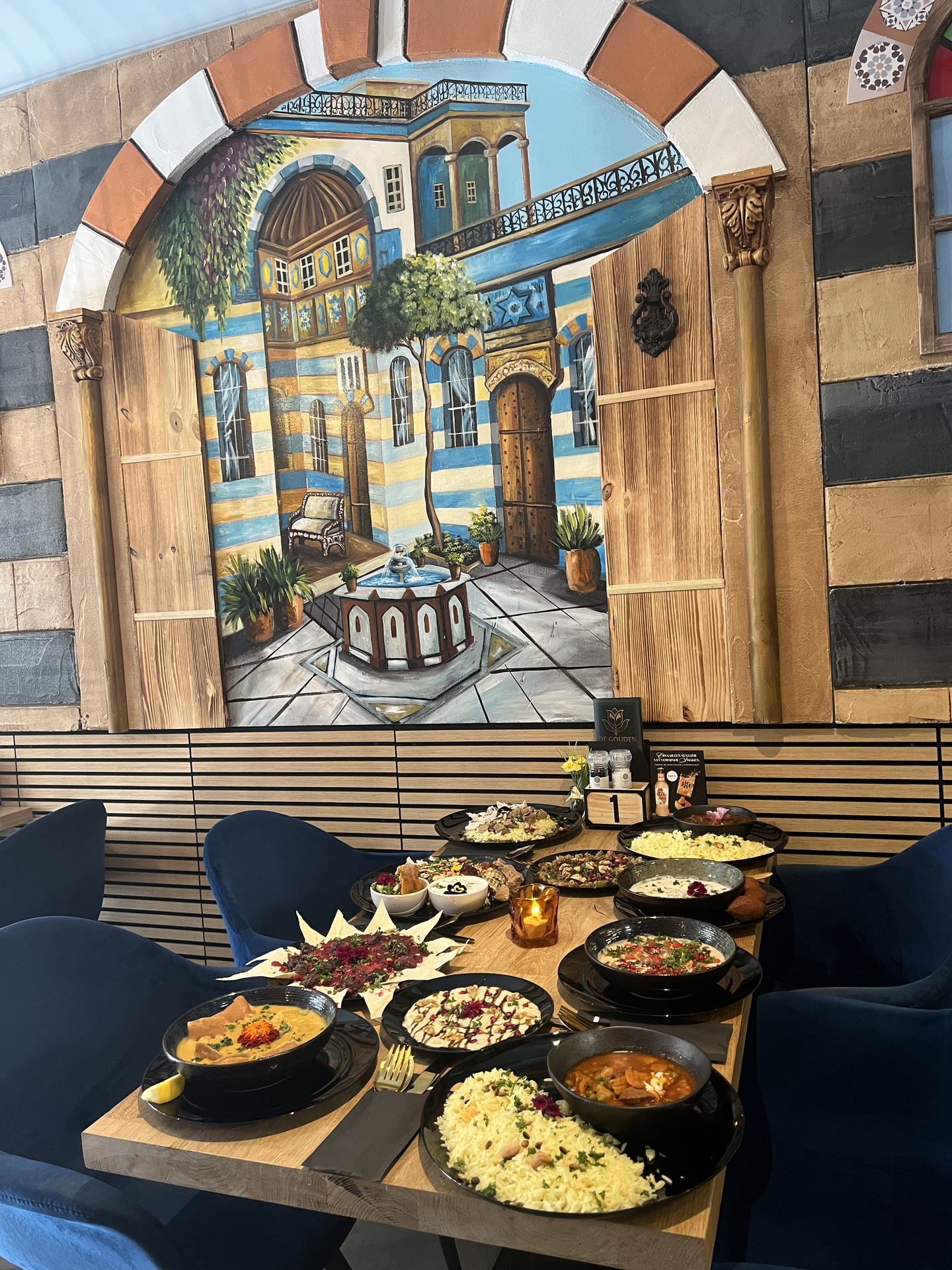 De Syrische huiskamer: gedekte mezze-tafel voor de Damascus-muurschildering