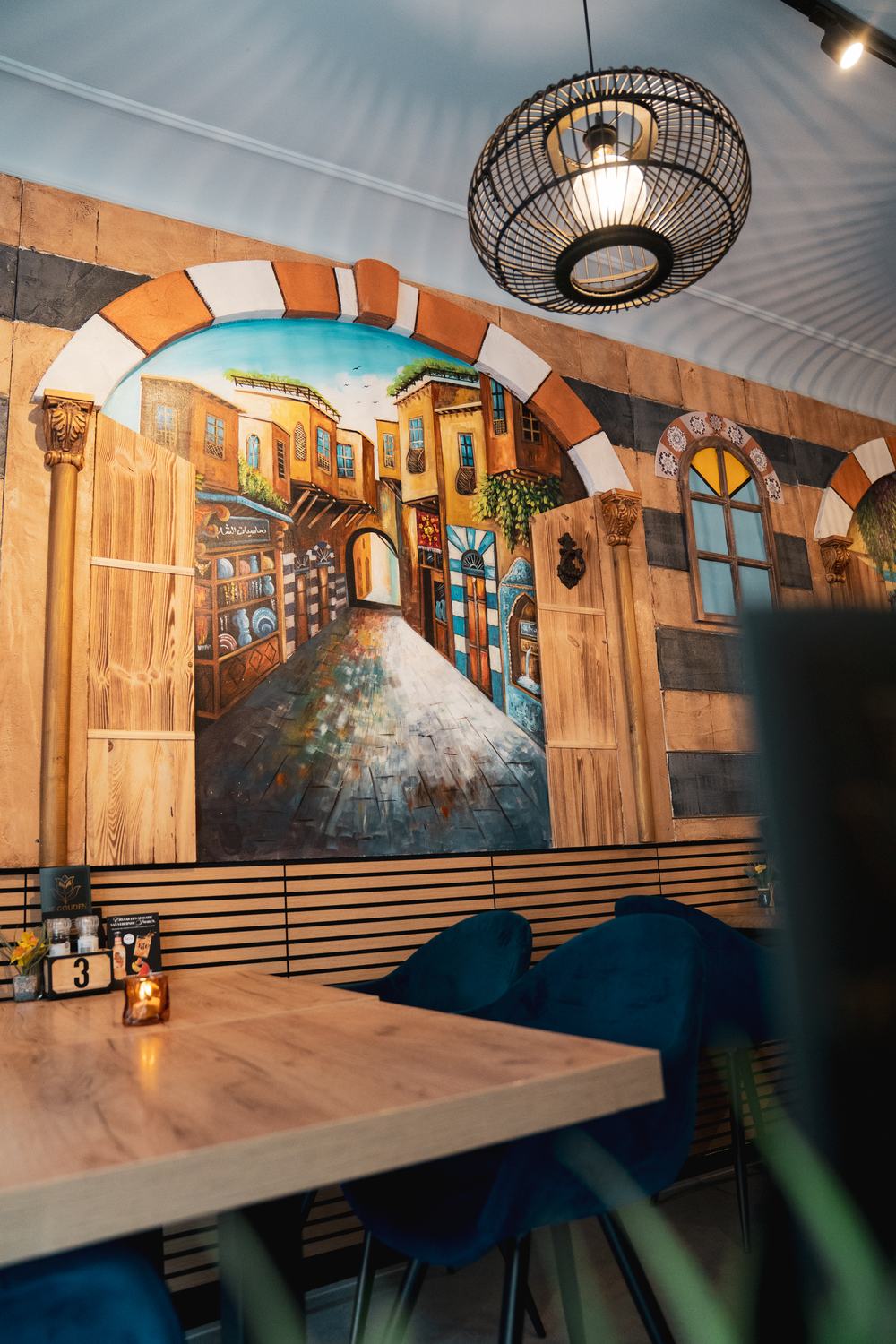 Interieur met lantaarns en Damascus-muurschildering