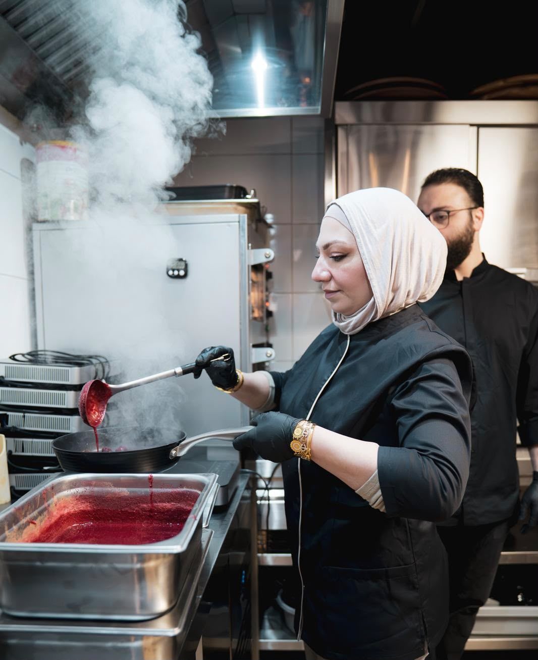 Dima en Hosam samen aan het werk in de keuken