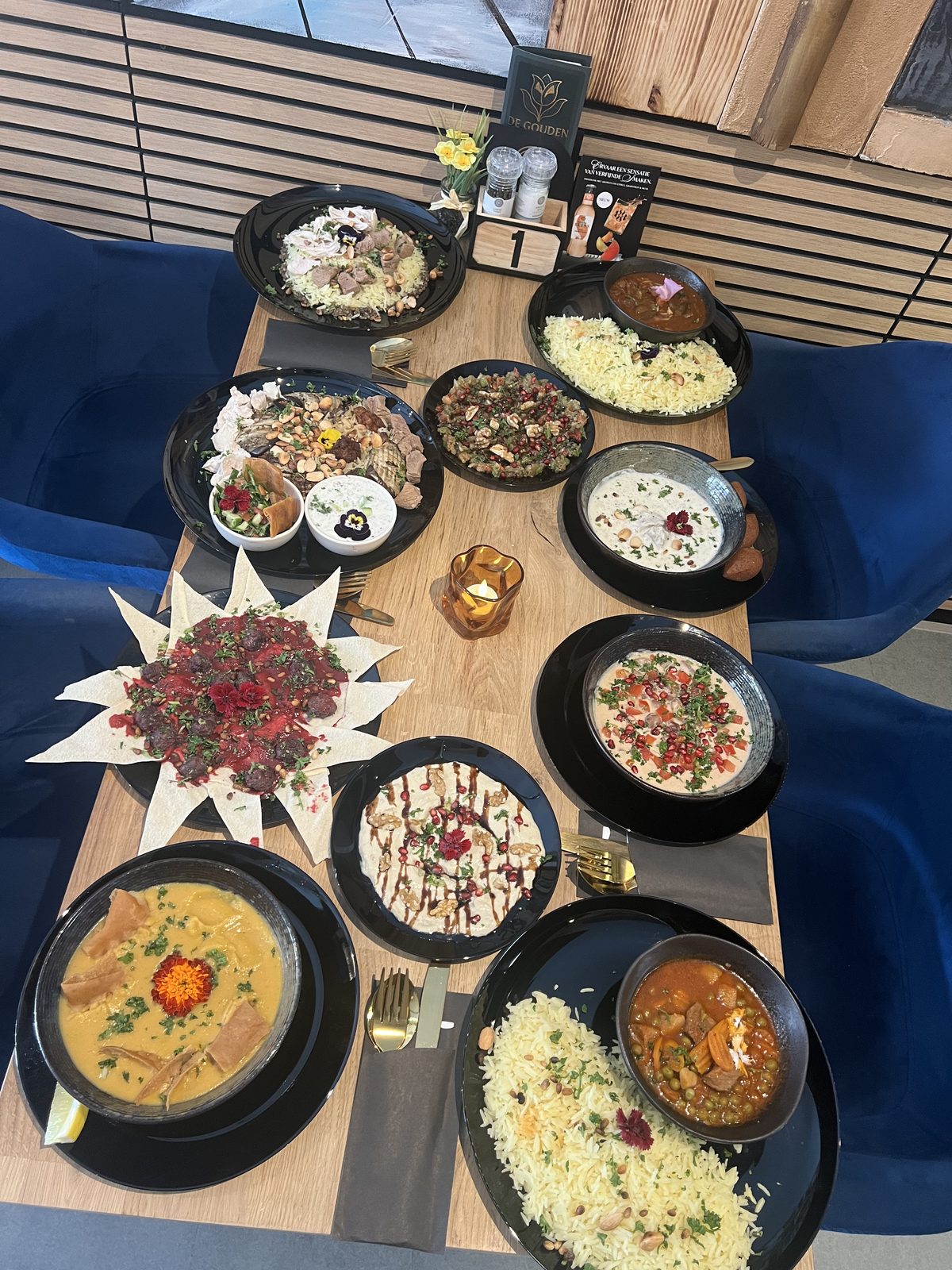 Een tafel vol mezze, klaar voor gasten