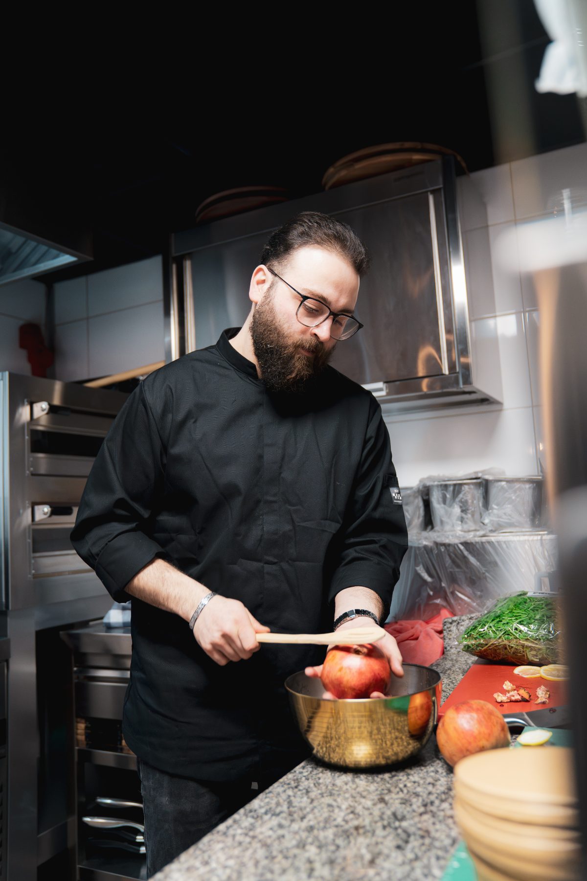 Hosam aan het werk in de keuken